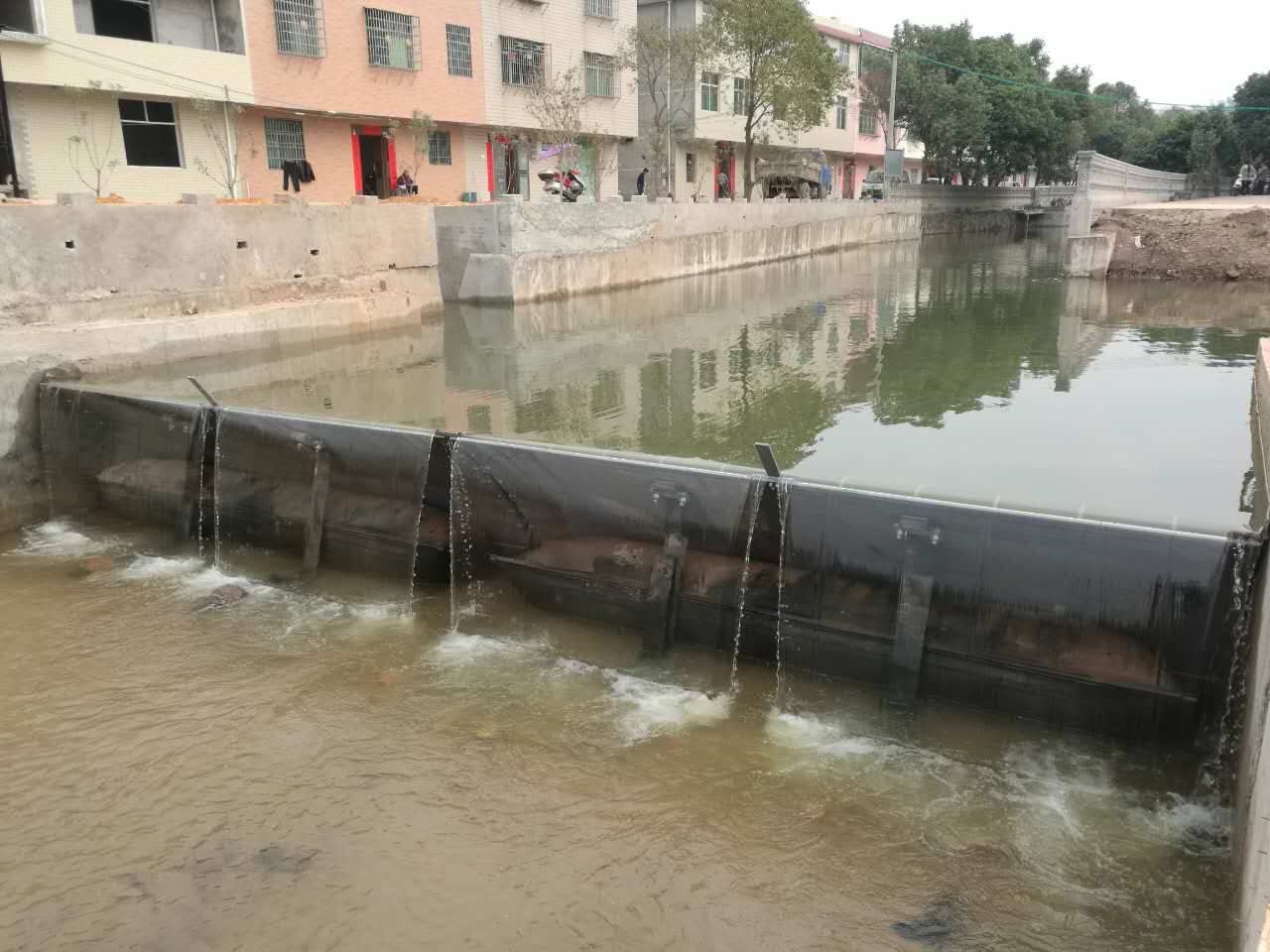 Barragem de borracha inflável